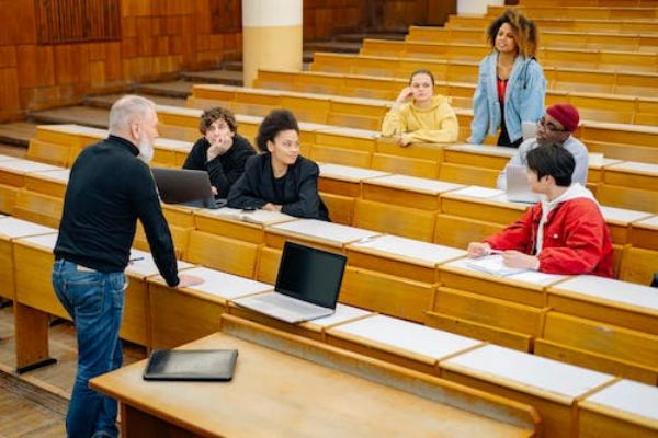 外国留学生要在中国生小孩，外国留学生父母需要办理什么手续